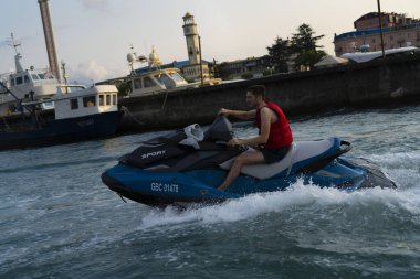 Batumi, Gürcistan - 24 Ağustos 2021: İnsanlar denizde jet ski sürüyor