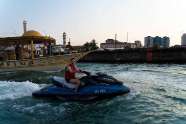 Batumi, Gürcistan - 24 Ağustos 2021: İnsanlar denizde jet ski sürüyor