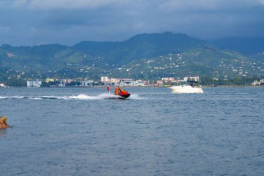 Batumi, Gürcistan - 24 Ağustos 2021: Cankurtaran denizde jet ski sürüyor