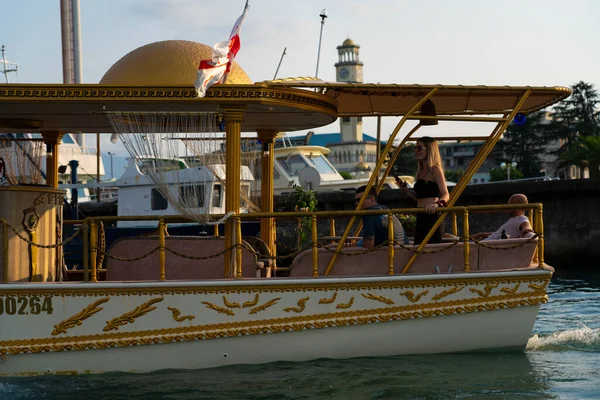 Batumi Georgien August 2021 Menschen Einem Vergnügungsschiff — Stockfoto