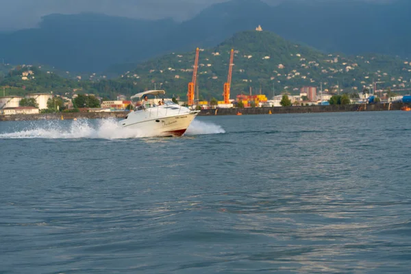 Batumi Georgia Srpna 2021 Bílá Rekreační Loď Moři — Stock fotografie