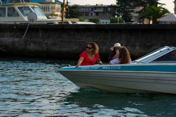 Batumi Georgia Agosto 2021 Las Mujeres Sientan Proa Del Barco — Foto de Stock