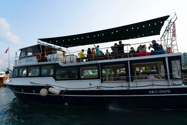 Batumi Georgia Agosto 2021 Los Turistas Barco Recreo Mar — Foto de Stock