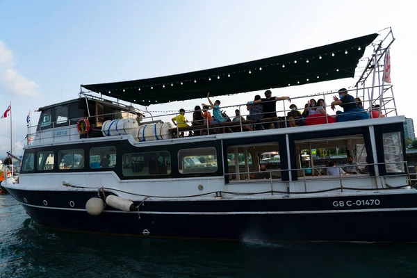 Batumi Georgia Agosto 2021 Los Turistas Barco Recreo Mar — Foto de Stock