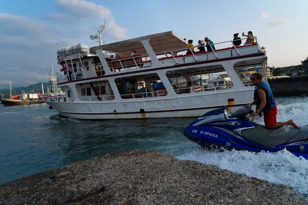 Batumi Georgien August 2021 Menschen Auf Einem Ausflugsboot Auf See — Stockfoto