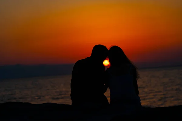 Silhouettes Mec Une Fille Sur Fond Coucher Soleil — Photo