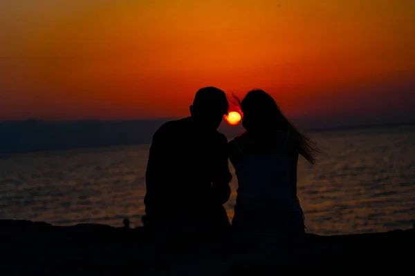 Silhouettes Guy Girl Sunset Background — Stock Photo, Image