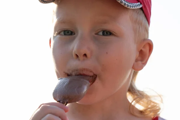 Jongen Die Ijs Eet Bij Helder Zonnig Weer — Stockfoto