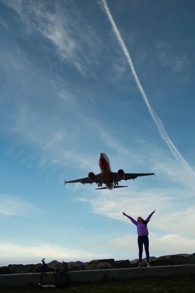 Batumi Georgien Mai 2021 Ein Mädchen Steht Unter Dem Flugzeug — Stockfoto