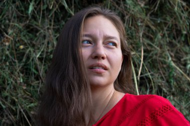 Dağdaki samanlıkta bir kız.