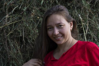 Dağdaki samanlıkta bir kız.