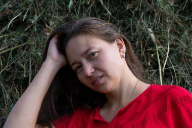 Dağdaki samanlıkta bir kız.