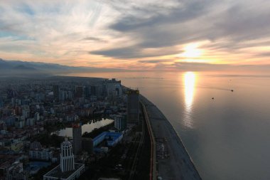 Gün batımında Batumi seti, Adjara, Georgia. Aero görünümü