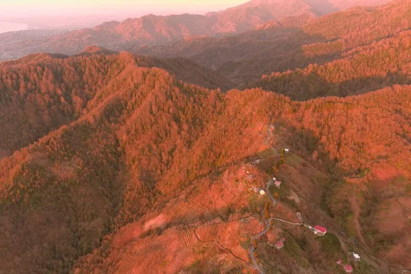 山の中の美しいオレンジの夕日 — ストック写真