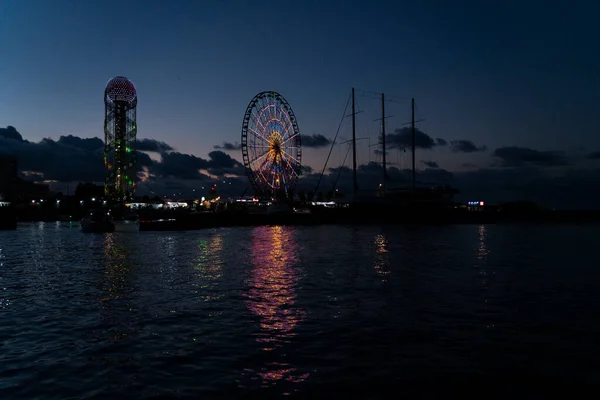 ジョージア州バトゥミ2021年9月12日 夜の海からの街の眺め — ストック写真