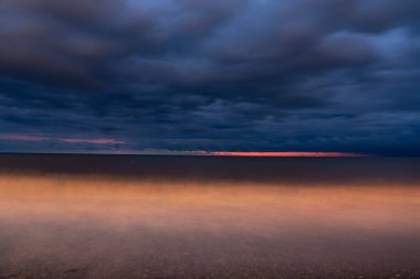 Geceleyin uzun pozlama denizi