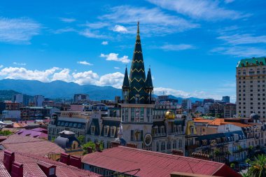 Batumi, Georgia - 6 Eylül 2021: Bir evin penceresinden şehir manzarası
