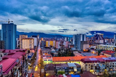 Gün batımında Batum şehrinin hava manzarası