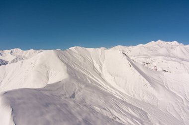 Karla kaplı dağlar, hava manzarası