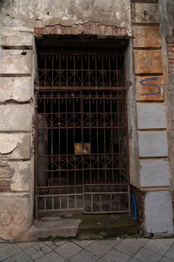 Evin girişinde ızgara var.