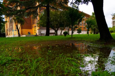 Parktaki yaz tiyatrosu manzarası