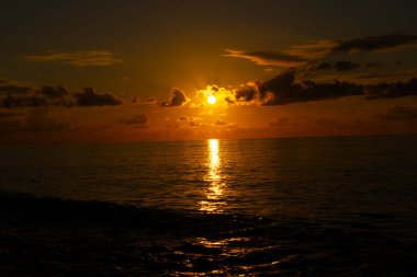 Güzel turuncu günbatımı Tropiklerde denizde