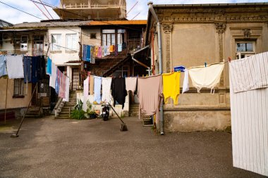 Elbiseler bahçede kurumuş.