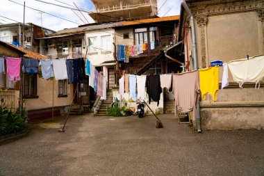 Elbiseler bahçede kurumuş.