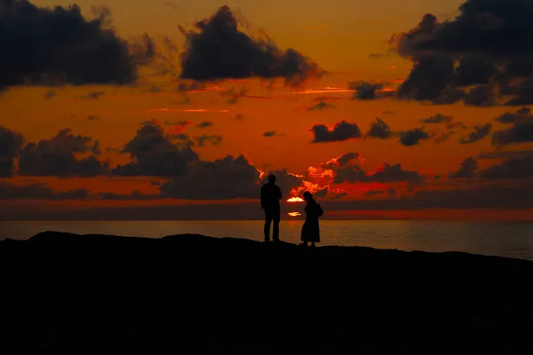 Ludzie Tle Zachodu Słońca Morzu — Zdjęcie stockowe