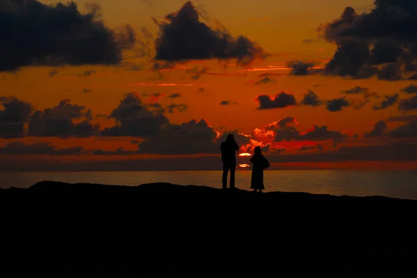Ludzie Tle Zachodu Słońca Morzu — Zdjęcie stockowe
