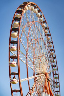 Mavi gökyüzüne karşı dönme dolap