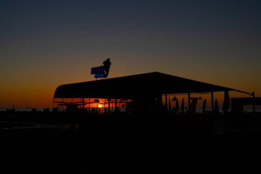 Batum, Gürcistan - 26 Eylül 2021: Bir kafeden gün batımı