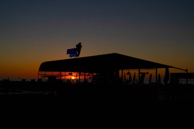 Batum, Gürcistan - 26 Eylül 2021: Bir kafeden gün batımı