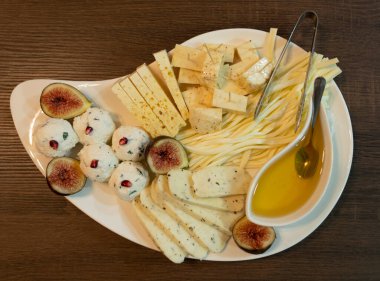 Tabaktaki çeşitli peynirler