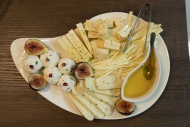 Tabaktaki çeşitli peynirler