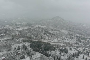 Karlı dağ köyünün hava manzarası