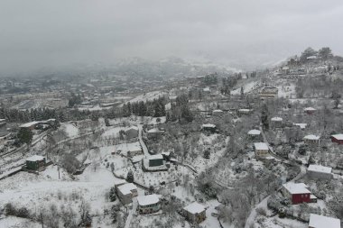 Karlı dağ köyünün hava manzarası