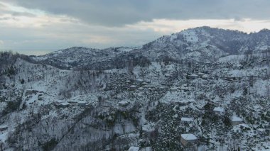 Karla kaplı dağların manzarası