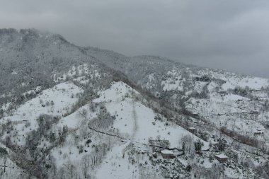 Karla kaplı dağların manzarası