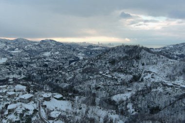 Karla kaplı dağların manzarası
