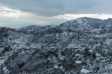 Karla kaplı dağların manzarası