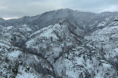 Karla kaplı dağların manzarası