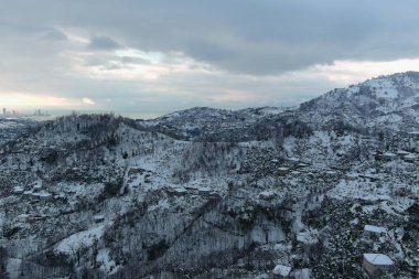 Karla kaplı dağların manzarası
