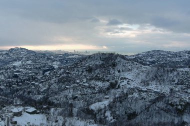 Karla kaplı dağların manzarası