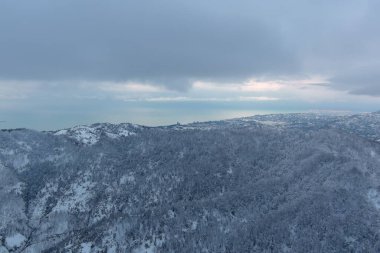 Karla kaplı dağların manzarası