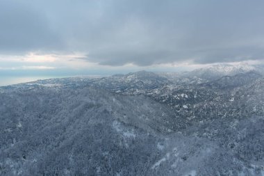 Karla kaplı dağların manzarası