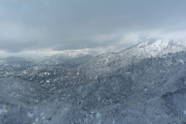 Karla kaplı dağların manzarası