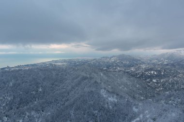 Karla kaplı dağların manzarası