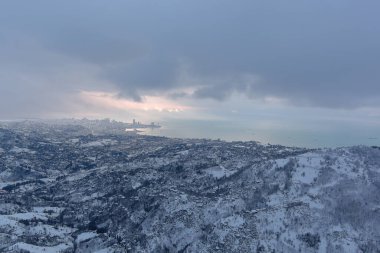 Karla kaplı dağların manzarası