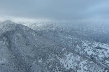 Karla kaplı dağların manzarası